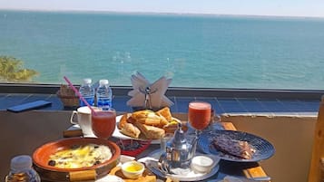 Cooked-to-order breakfast on weekdays (MAD 45 per person)