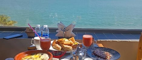 Cooked-to-order breakfast on weekdays (MAD 45 per person)