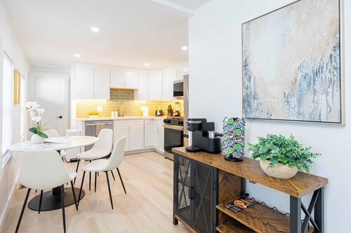 Modern East Boston 2 Bed 2 Bath