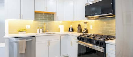 Geladeira, micro-ondas, fogão, cooktop