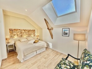 5 Schlafzimmer, Schreibtisch, Bügeleisen/Bügelbrett, Reisekinderbett