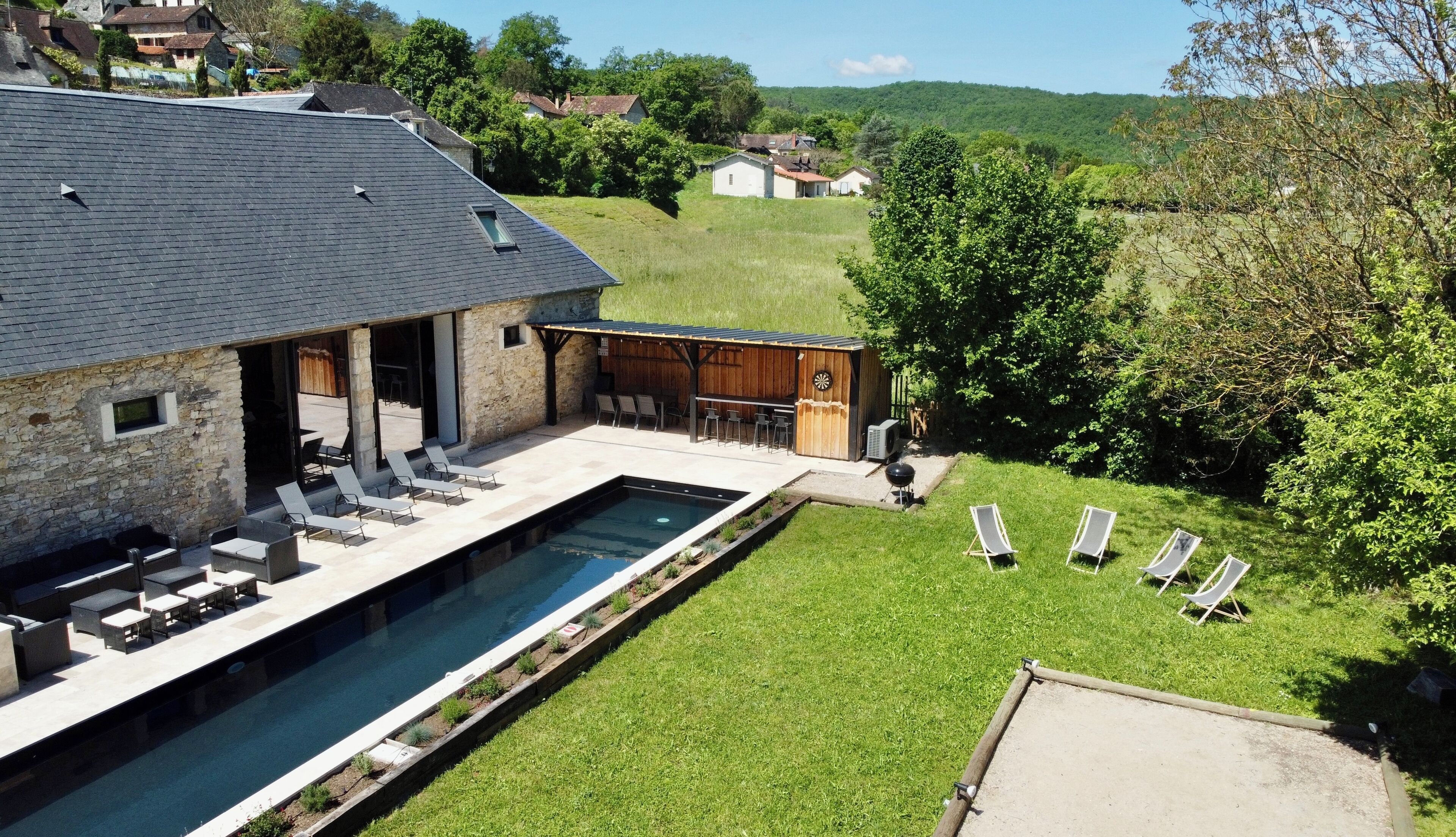 Una piscina al aire libre, una piscina climatizada