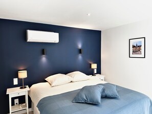 5 habitaciones, escritorio y tabla de planchar con plancha 