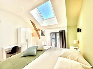 5 bedrooms, desk, iron/ironing board, travel cot