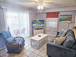 Living area - Oceanblock 3 bedroom condo! Steps to the beach and Altantic Ocean. Pets allowed! OS42 (Ocean City)