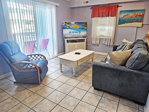 Living area - Oceanblock 3 bedroom condo! Steps to the beach and Altantic Ocean. Pets allowed! OS42 (Ocean City)