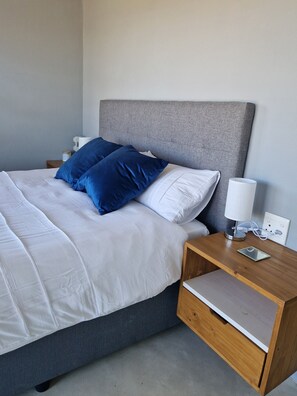 2 bedrooms, iron/ironing board, free WiFi, bed sheets - Luxury 2 Bed Apartment with rooftop terrace, 3 balconies, mountain & sea views. (Hermanus)