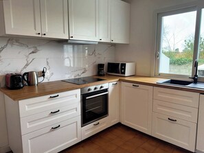 Réfrigérateur, micro-ondes, four, plaque de cuisson