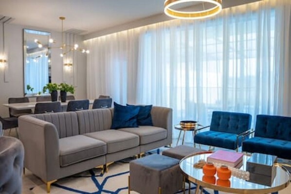 TV, video games - 5 Bedrooms townhouse W/ Pool (Davenport)