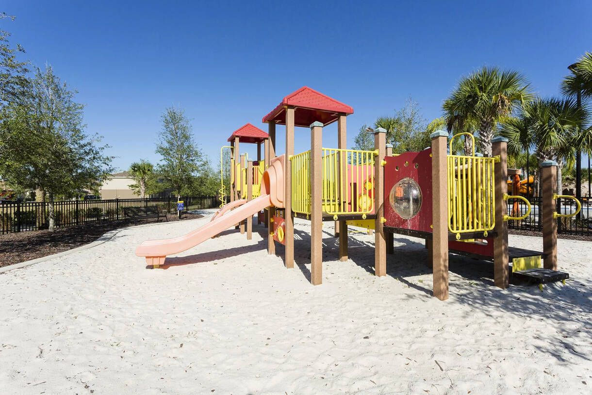 Un parque infantil con tobogán y estructuras para escalar.