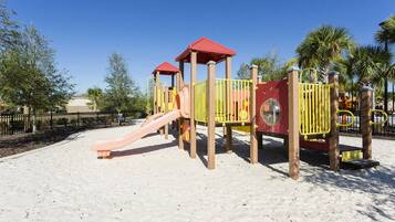 Un parque infantil con tobogán y estructuras para escalar.