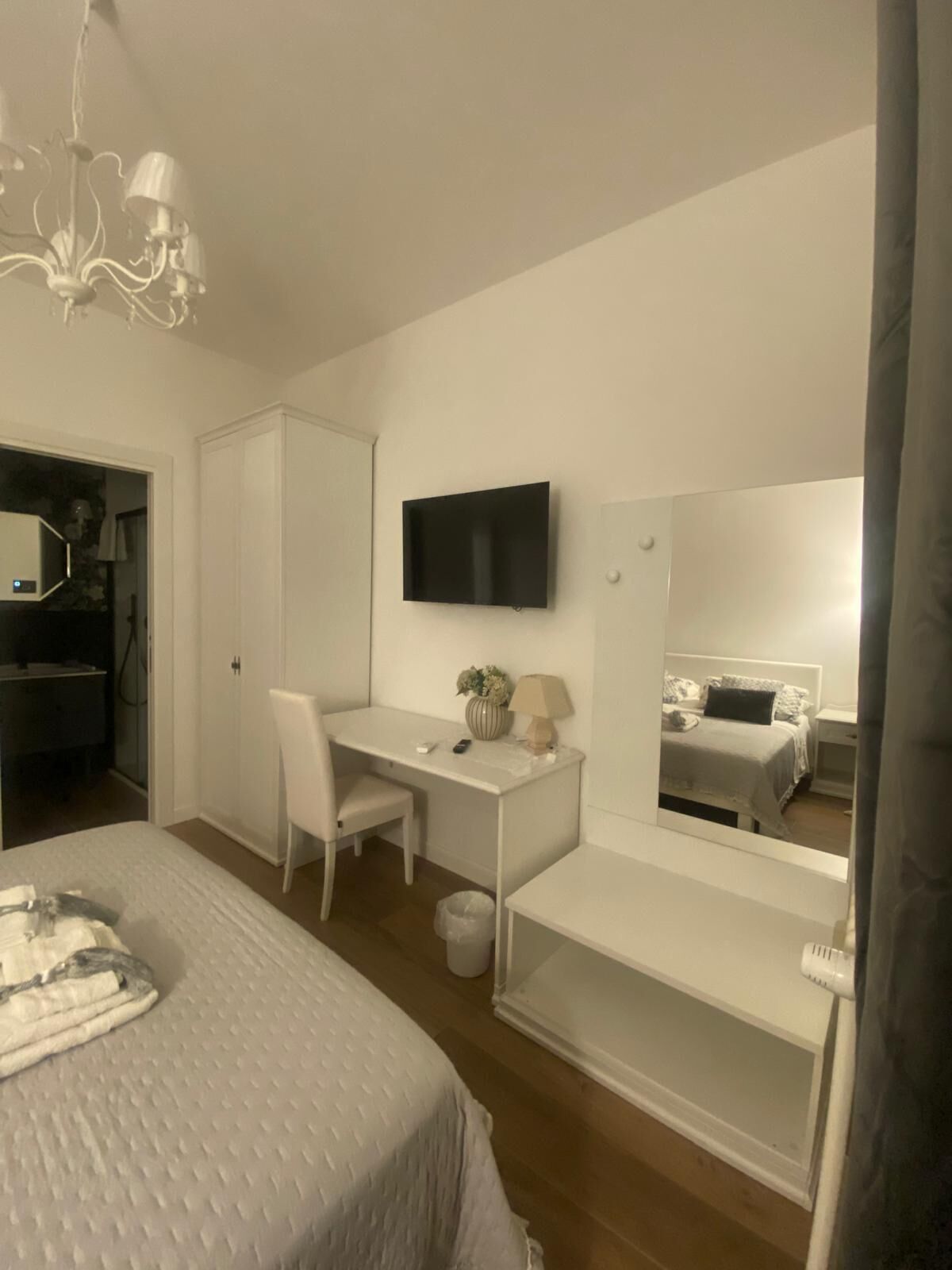 2 bedrooms, in-room safe, iron/ironing board, travel crib