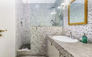 Haartrockner, Handtücher, Seife, Toilettenpapier
