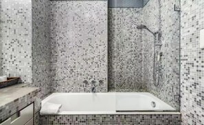 Haartrockner, Handtücher, Seife, Toilettenpapier