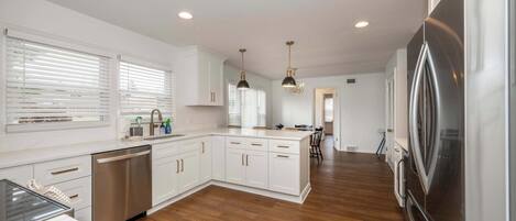 ثلاجة، ميكروويف، فرن، موقد طهي مسطح