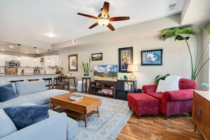 聯排別墅, 多張床, 廚房, 花園景觀 (850 Baum St. (Unit B)) | 起居區 | 55-吋平面電視，提供有線頻道