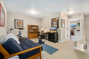 Townhome, Multiple Beds, Kitchen, Garden View (850 Baum St. (Unit B)) | Interior