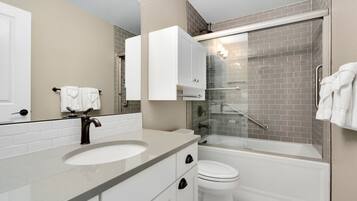 Townhome, Multiple Beds, Kitchen, Garden View (850 Baum St. (Unit B)) | Bathroom | Towels