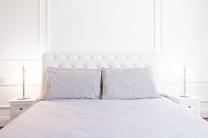 2 bedrooms, iron/ironing board, WiFi, bed sheets - (Cathedral) Luxury Design Apartment  (Milano)