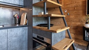 Eine moderne Küche mit einer eingebauten Holztreppe.