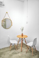 Escritorio, cortinas blackout y wifi gratis 