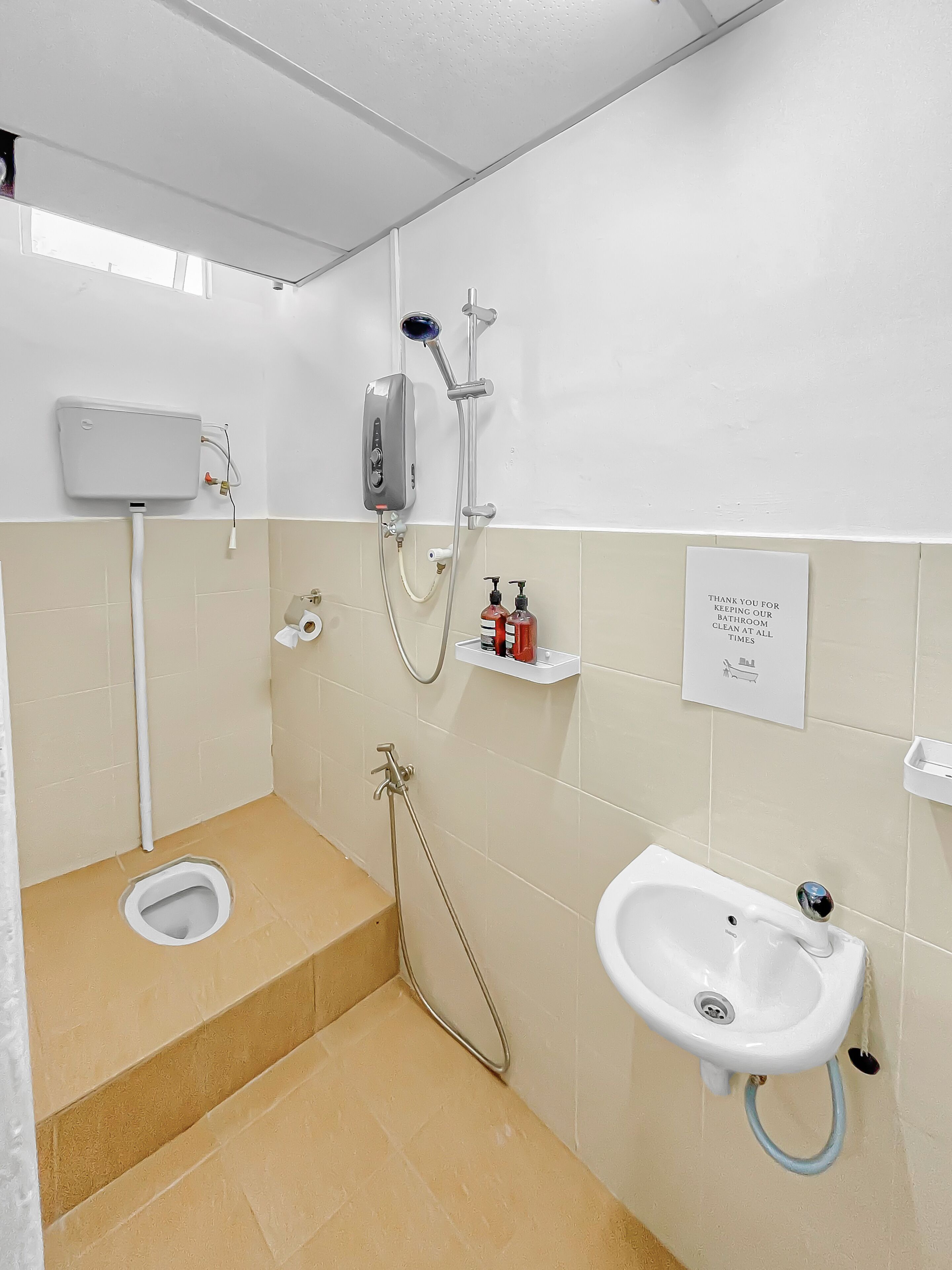 Basic trippelrum - utsikt mot staden | Badrum | Dusch, hårtork, tofflor och handdukar