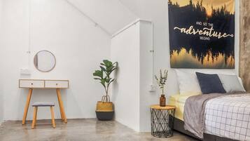 Un dormitorio con una cama, un escritorio, una silla, una planta en maceta y un cartel en la pared.