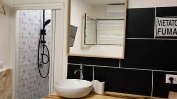 Doccia, asciugacapelli, asciugamani, sapone