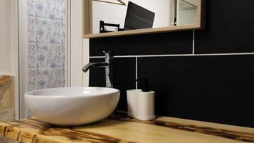 Dusche, Haartrockner, HandtĂŒcher, Seife