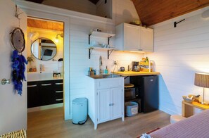 Kühlschrank, Mikrowelle, Wasserkocher mit Kaffee-/Teezubehör