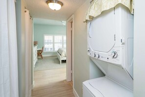 2 quartos, ferros/tábuas de passar roupa, Wi-Fi, roupa de cama