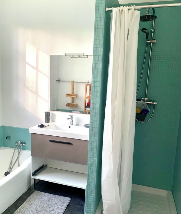 Regadera, secadora de cabello, toallas, papel de baño