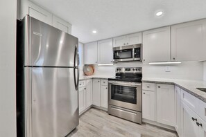 Réfrigérateur, micro-ondes, plaque de cuisson, lave-vaisselle