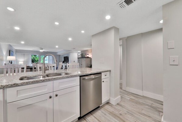 Réfrigérateur, micro-ondes, plaque de cuisson, lave-vaisselle