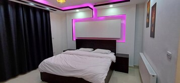 Espacio para trabajar con un portátil y cortinas opacas