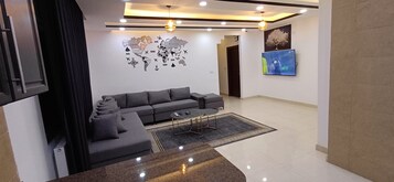 Apartamento familiar, vistas a la ciudad | Zona de estar | Una televisión de pantalla plana