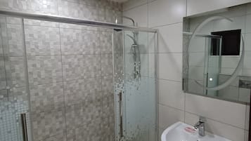 Separat badekar og bruser, håndklæder, Sæbe, Toiletpapir