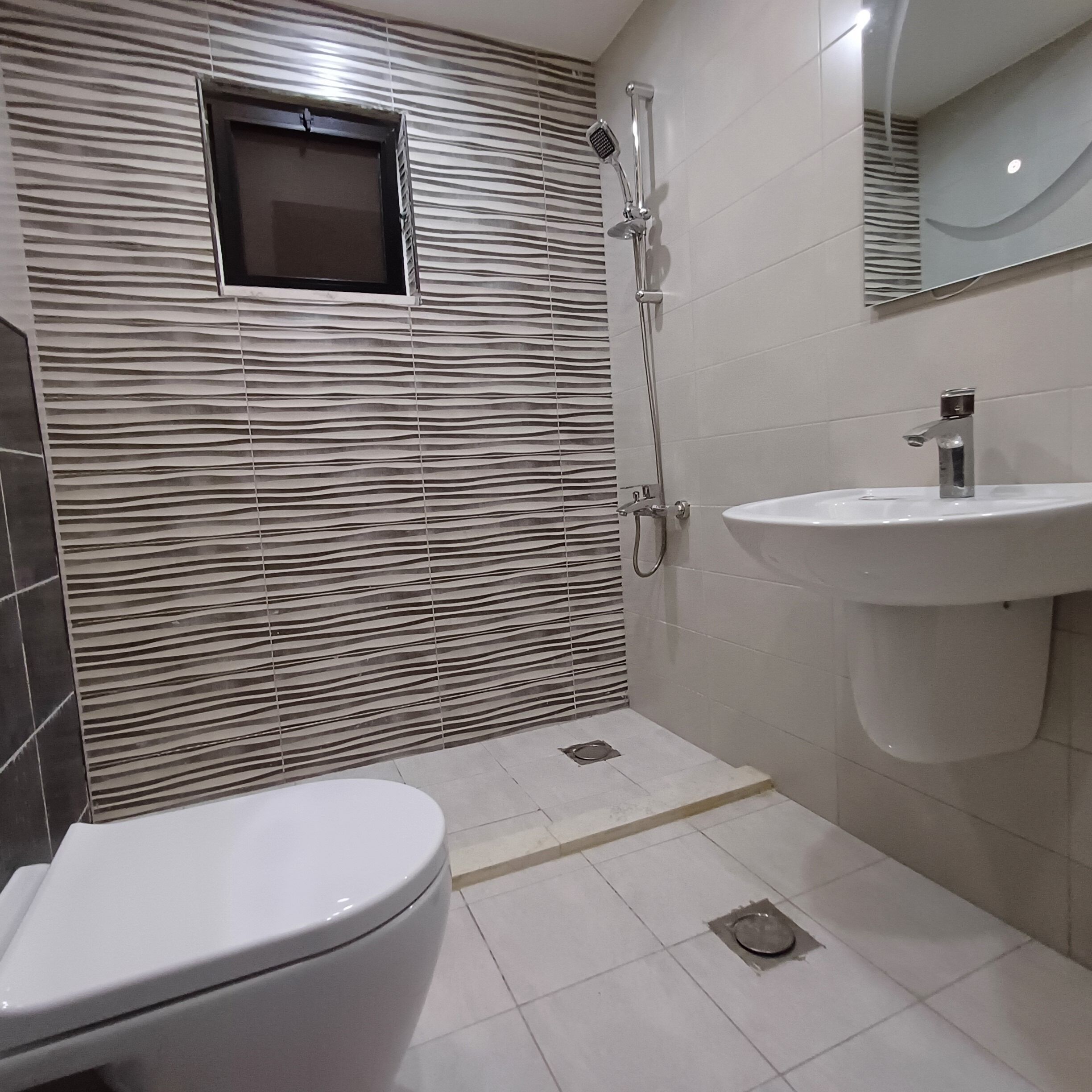 أحواض استحمام وحجيرات دش منفصلة، مناشف، صابون، ورق حمّام