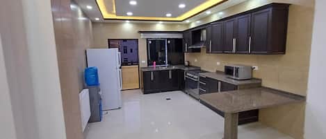 Frigorífico grande, microondas, horno y placa de cocina