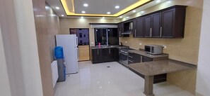 Refrigerador con congelador, microondas, horno y parrilla de estufa