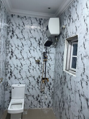 Shower, bidet, towels, soap - in a Serene Environment, Family vacation home,10 mins to KFC (Port Harcourt)