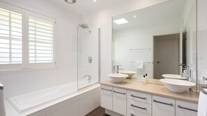 Shower, hair dryer, towels - Whispering Woodlands with Pool and Tennis Court (Mount Eliza)