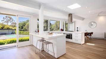 Fridge, microwave, stovetop, dishwasher
