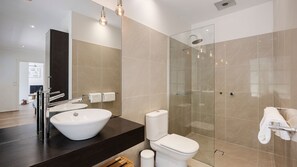 Shower, hair dryer, towels - Whispering Woodlands with Pool and Tennis Court (Mount Eliza)