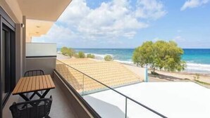A balcony with a view of the sea and a tree. - Dione Seaside Apartment with Sea View (Anissaras)
