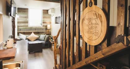 Romantic Cabin for two, nestled in farmland. Valley views, sunsets and wildlife.