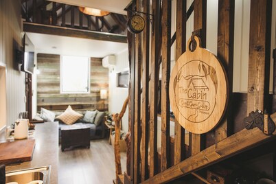 Romantic Cabin for two, nestled in farmland. Valley views, sunsets and wildlife.