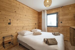 4 habitaciones, tabla de planchar con plancha, wifi y ropa de cama