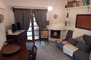 TV, fireplace