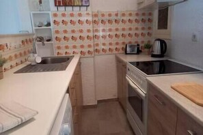 Fridge, oven, stovetop, coffee/tea maker